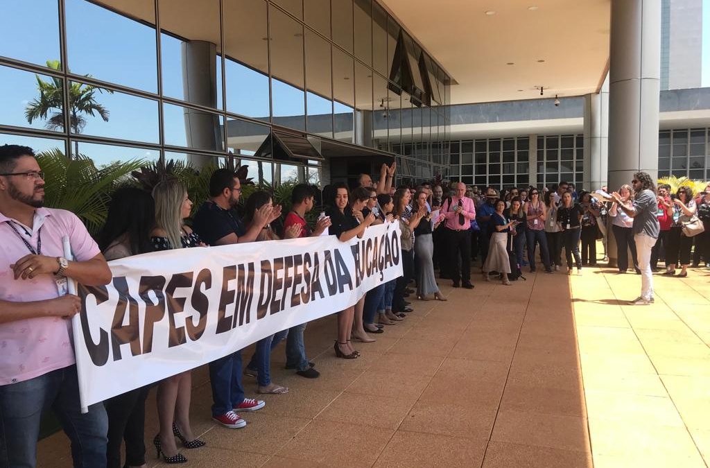 Servidores e Pesquisadores realizam “Abraço à Capes” contra os cortes no Orçamento