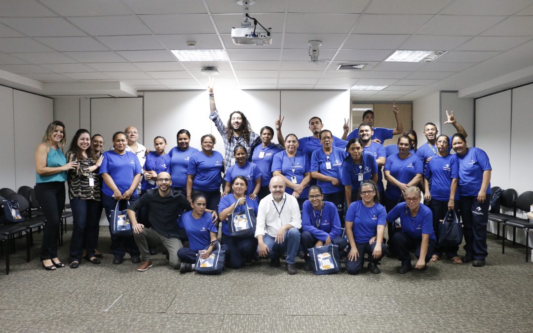 Entrega dos Kits de Natal à equipe da limpeza